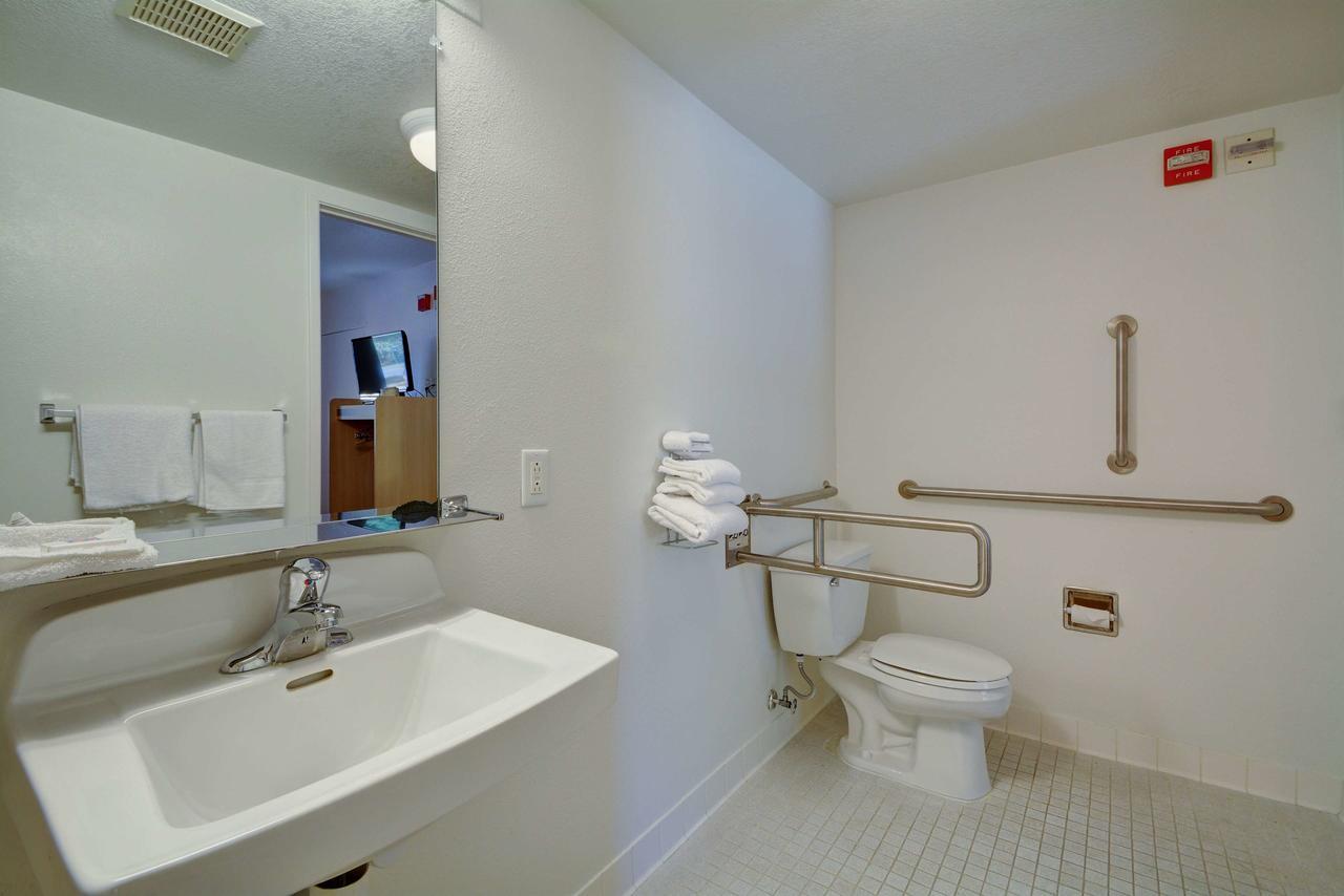 Motel 6-Windsor Locks, Ct - Hartford Екстер'єр фото